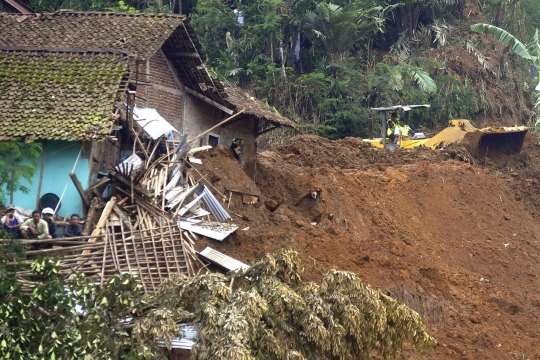 Evakuasi korban longsor, Tim SAR temukan mobil remuk milik warga