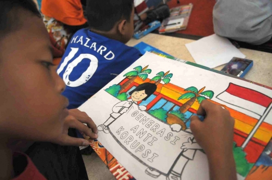 Antusias anak ikuti lomba gambar anti korupsi