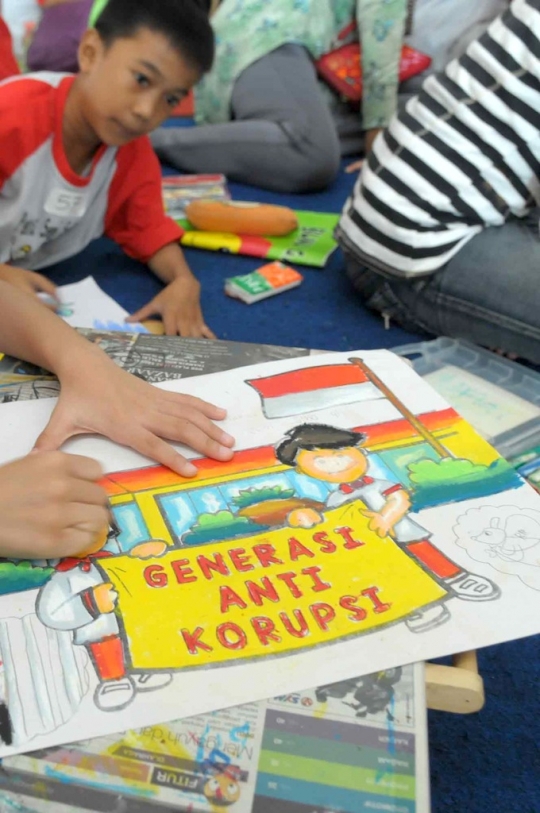 Antusias anak ikuti lomba gambar anti korupsi