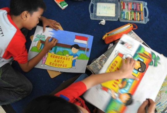 Antusias anak ikuti lomba gambar anti korupsi