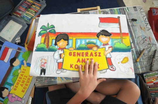 Antusias anak ikuti lomba gambar anti korupsi