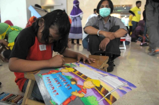 Antusias anak ikuti lomba gambar anti korupsi