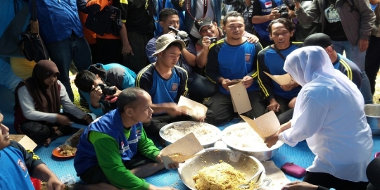 Mensos ikut bungkus nasi untuk korban longsor Banjarnegara