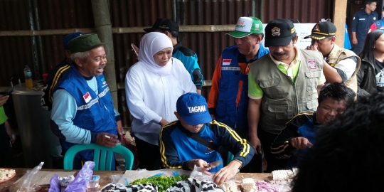 Mensos ikut bungkus nasi untuk korban longsor Banjarnegara