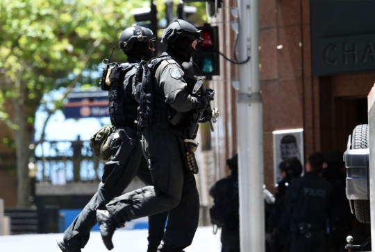 Suasana ketegangan saat pria bersenjata sandera warga Sydney