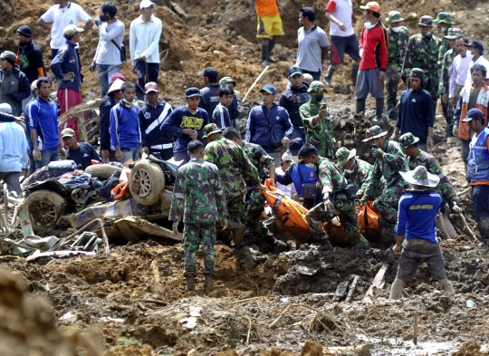 Tim SAR tak kenal lelah evakuasi korban longsor Banjarnegara