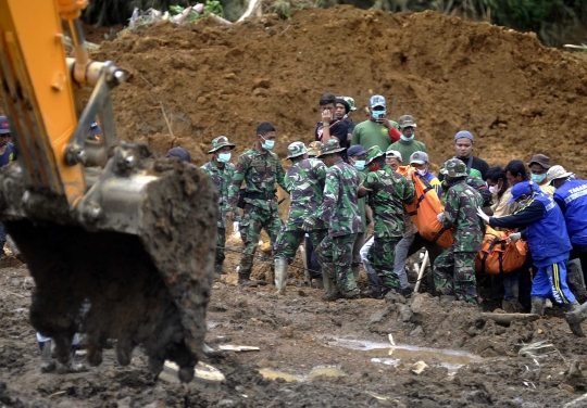 Tim SAR tak kenal lelah evakuasi korban longsor Banjarnegara