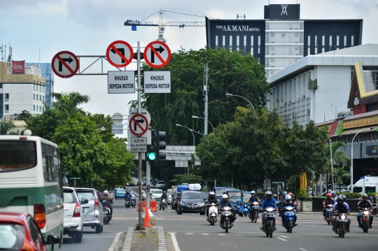 Rambu-rambu motor tak boleh melintas di HI sudah terpasang