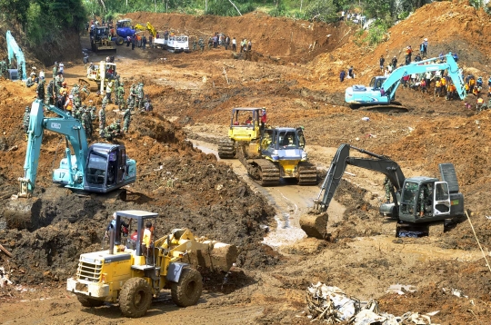 Alat berat mulai buka jalanan yang tertutup longsor Banjarnegara