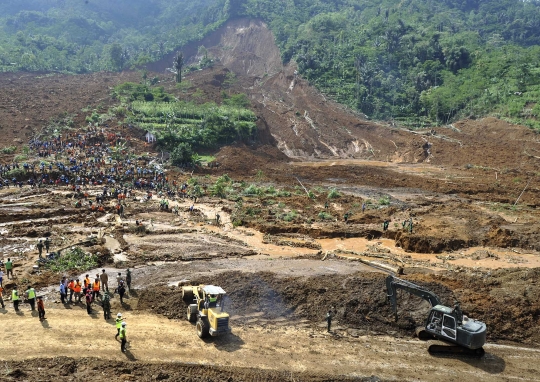 Alat berat mulai buka jalanan yang tertutup longsor Banjarnegara