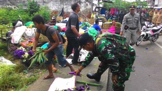 Tertibkan PKL di Banda Aceh, Satpol PP bantu kemasi sayuran