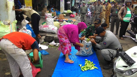 Tertibkan PKL di Banda Aceh, Satpol PP bantu kemasi sayuran