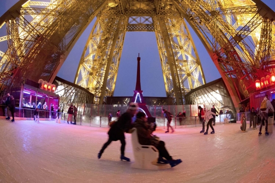 Serunya bermain ice skating di Menara Eiffel