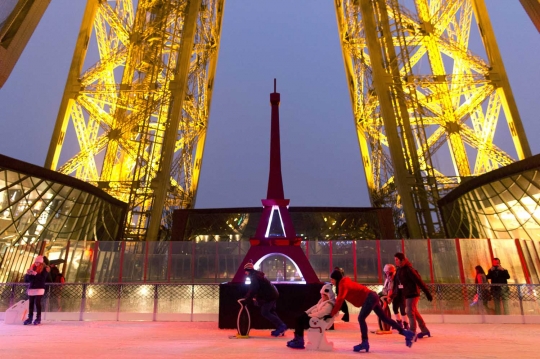 Serunya bermain ice skating di Menara Eiffel