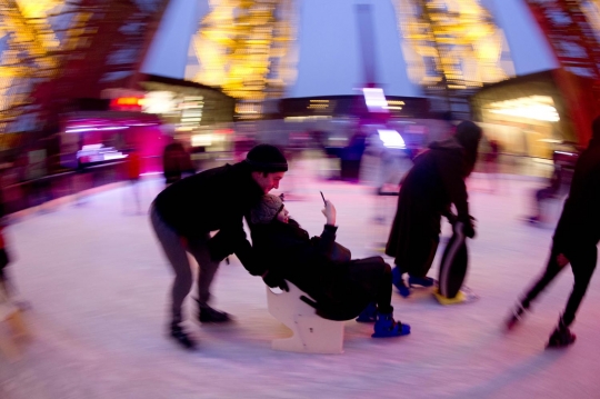 Serunya bermain ice skating di Menara Eiffel