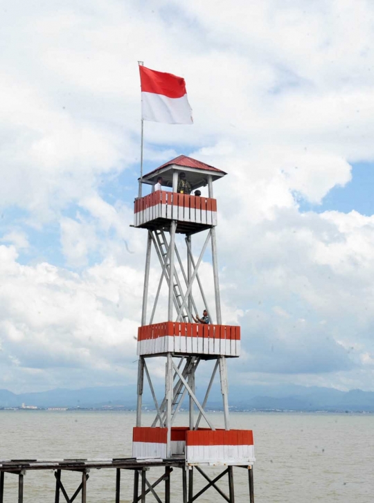 Aksi Jokowi panjat pos menara perbatasan di Pulau Sebatik