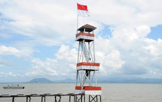 Aksi Jokowi panjat pos menara perbatasan di Pulau Sebatik