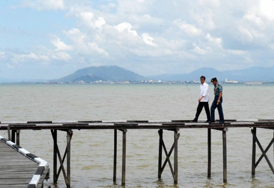 Aksi Jokowi panjat pos menara perbatasan di Pulau Sebatik