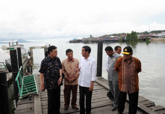 Aksi Jokowi panjat pos menara perbatasan di Pulau Sebatik