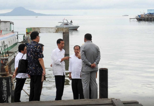 Aksi Jokowi panjat pos menara perbatasan di Pulau Sebatik