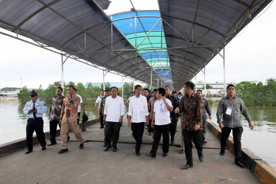 Aksi Jokowi panjat pos menara perbatasan di Pulau Sebatik