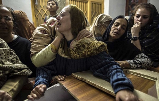 Potret duka keluarga korban tewas serangan sekolah di Pakistan