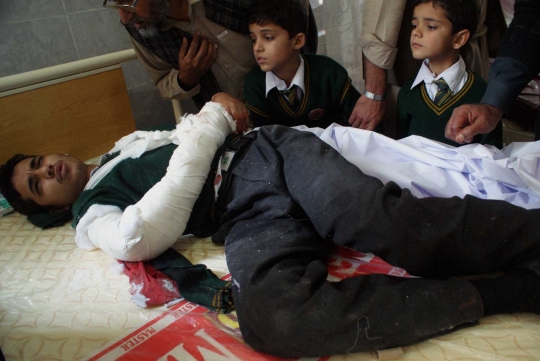 Potret duka keluarga korban tewas serangan sekolah di Pakistan