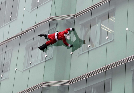 Sinterklas ini nekat panjat gedung demi hibur pasien rumah sakit