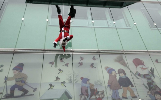 Sinterklas ini nekat panjat gedung demi hibur pasien rumah sakit