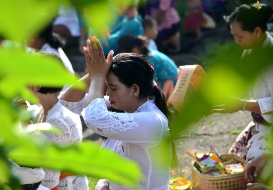 Kekhusyukan doa umat Hindu di Bali saat rayakan Galungan