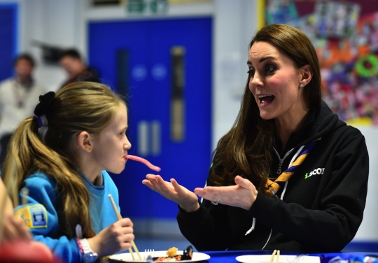 Tampil kasual, Kate Middleton hibur anak-anak Pramuka di London