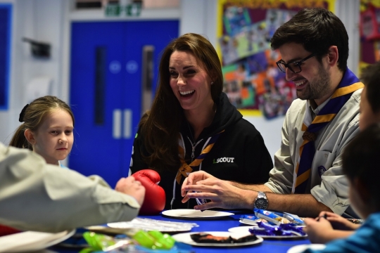 Tampil kasual, Kate Middleton hibur anak-anak Pramuka di London