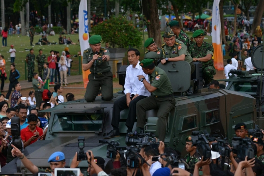 Bangganya Jokowi naik Komodo milik TNI AD keliling Monas