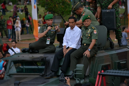 Bangganya Jokowi naik Komodo milik TNI AD keliling Monas