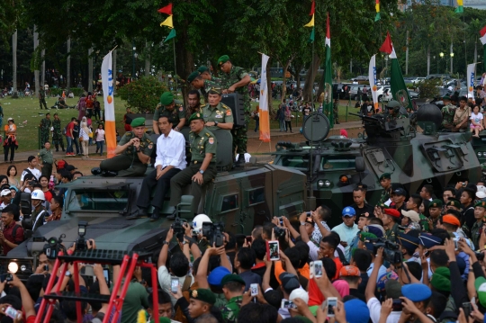 Bangganya Jokowi naik Komodo milik TNI AD keliling Monas