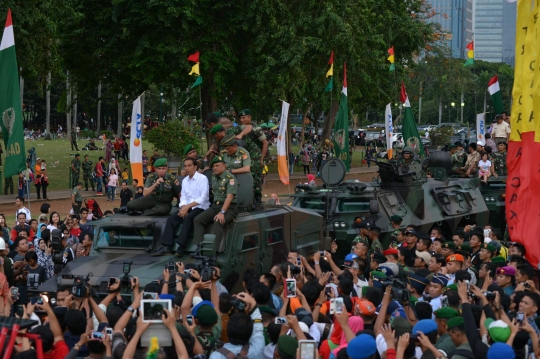 Bangganya Jokowi naik Komodo milik TNI AD keliling Monas