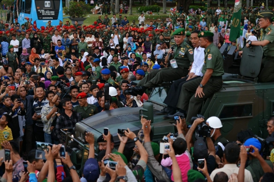 Bangganya Jokowi naik Komodo milik TNI AD keliling Monas