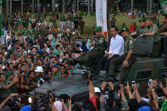 Bangganya Jokowi naik Komodo milik TNI AD keliling Monas