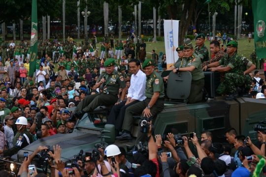 Bangganya Jokowi naik Komodo milik TNI AD keliling Monas