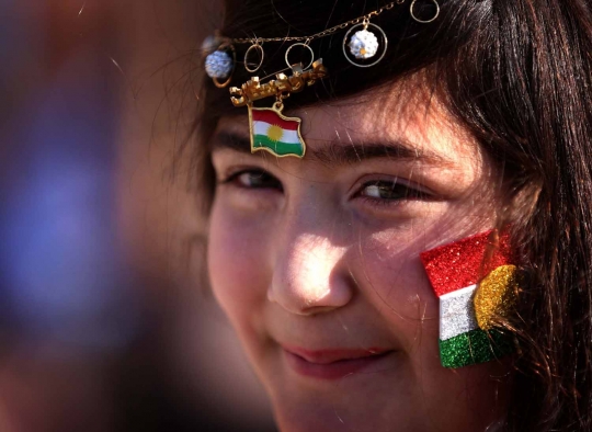 Pesona wanita cantik Kurdi rayakan Hari Bendera bersama tentara