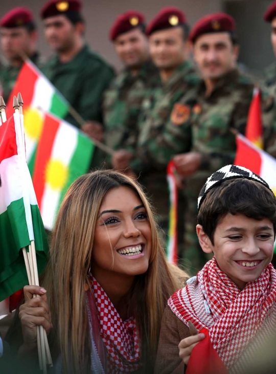 Pesona wanita cantik Kurdi rayakan Hari Bendera bersama tentara