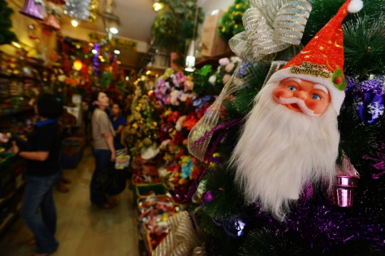 Berburu pernak-pernik Natal di Pasar Asemka