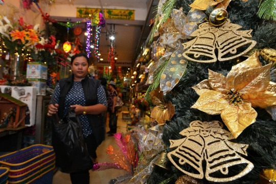 Berburu pernak-pernik Natal di Pasar Asemka