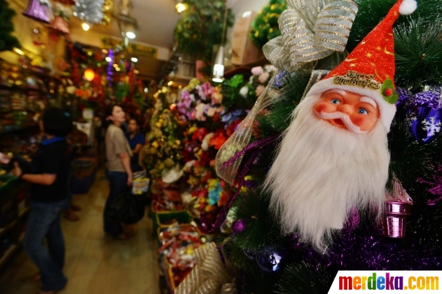 Foto : Berburu pernak-pernik Natal di Pasar Asemka 