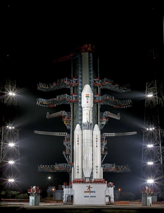 Ini roket terbesar India yang berhasil diluncurkan ke antariksa