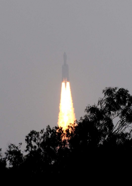Ini roket terbesar India yang berhasil diluncurkan ke antariksa