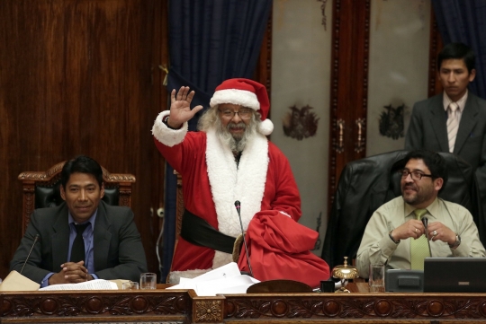 Hadiri rapat negara, anggota kongres ini berkostum Santa Claus