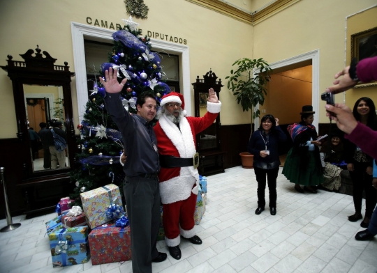 Hadiri rapat negara, anggota kongres ini berkostum Santa Claus