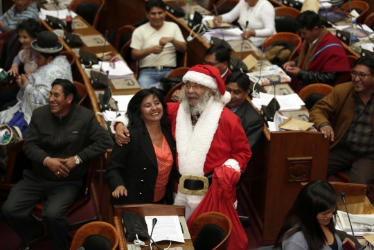 Hadiri rapat negara, anggota kongres ini berkostum Santa Claus