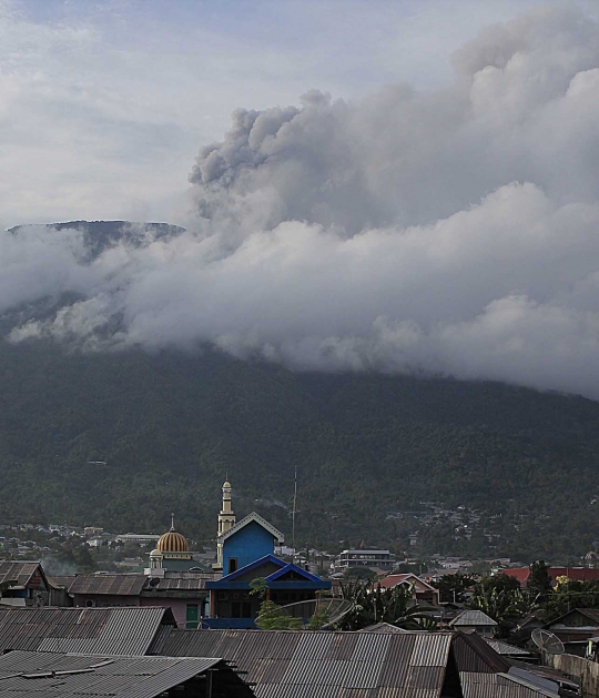 Kondisi letusan Gunung Gamalama dari permukiman warga